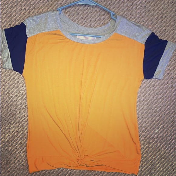 Short sleeved comfy shirt with knot in front - Picture 1 of 2